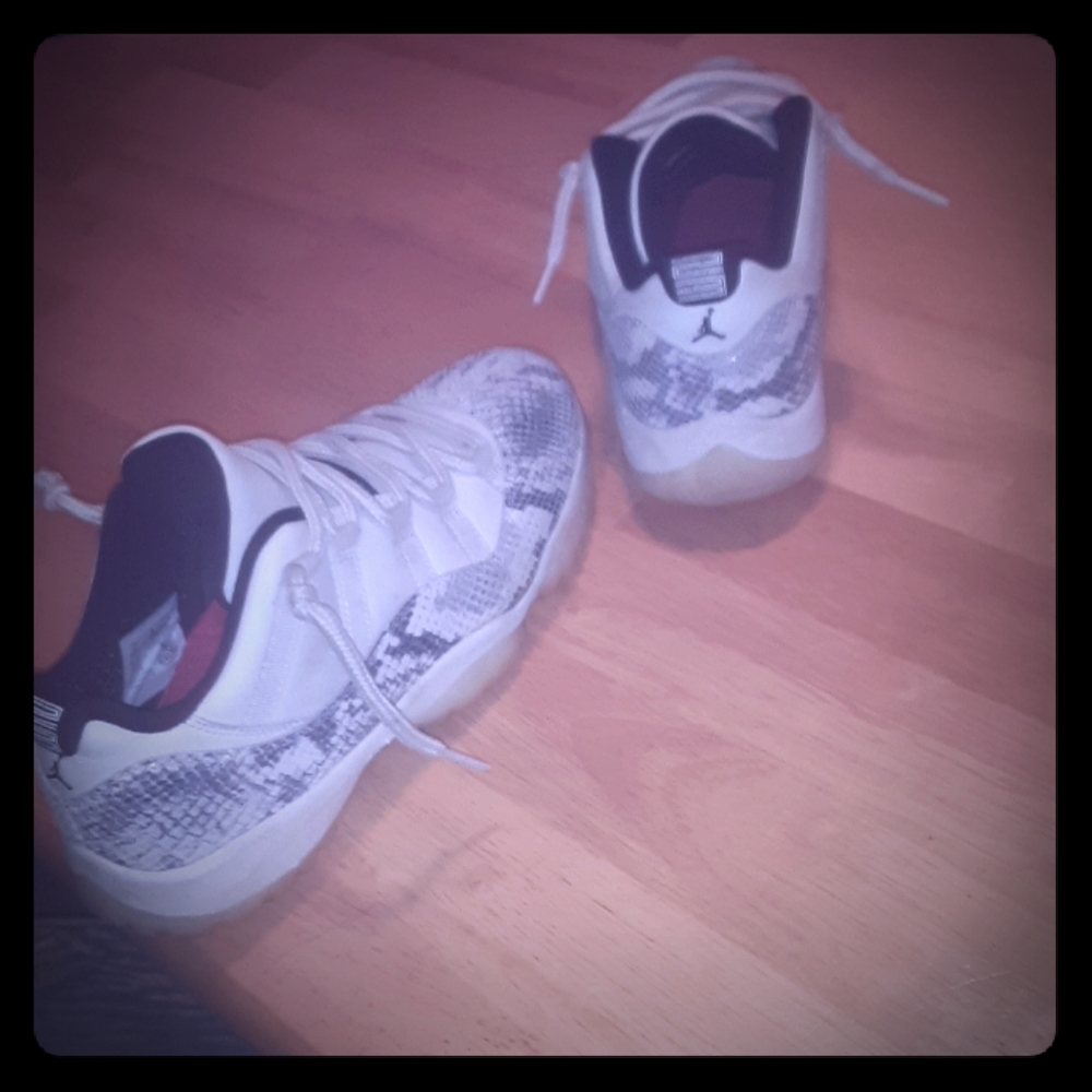 Jordan 11 Low Snakeskin Light Bone 